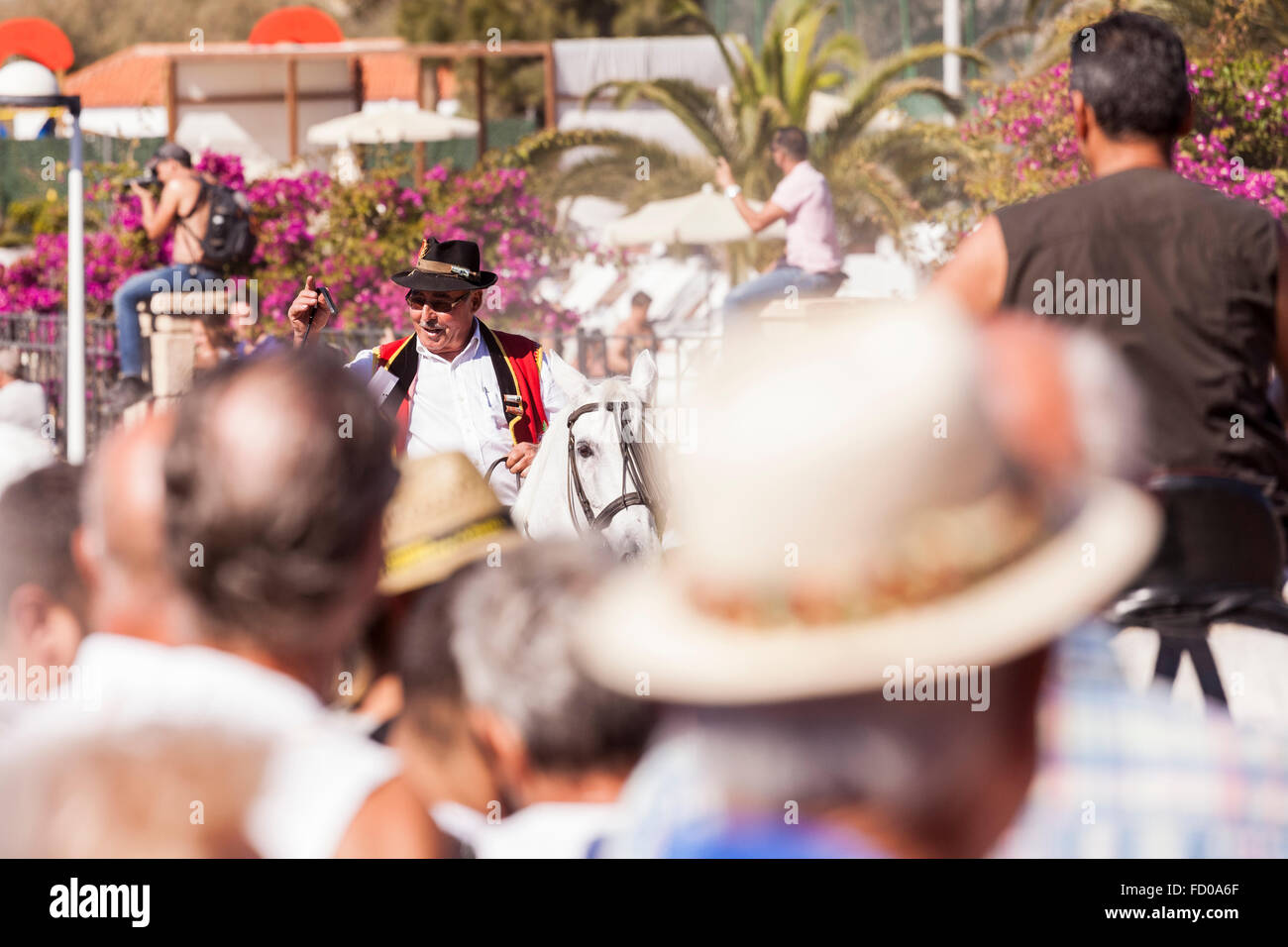 Jinetes a caballo a través de la multitud en la fiesta de San Sebastián, Costa Adeje, Tenerife. Foto de stock
