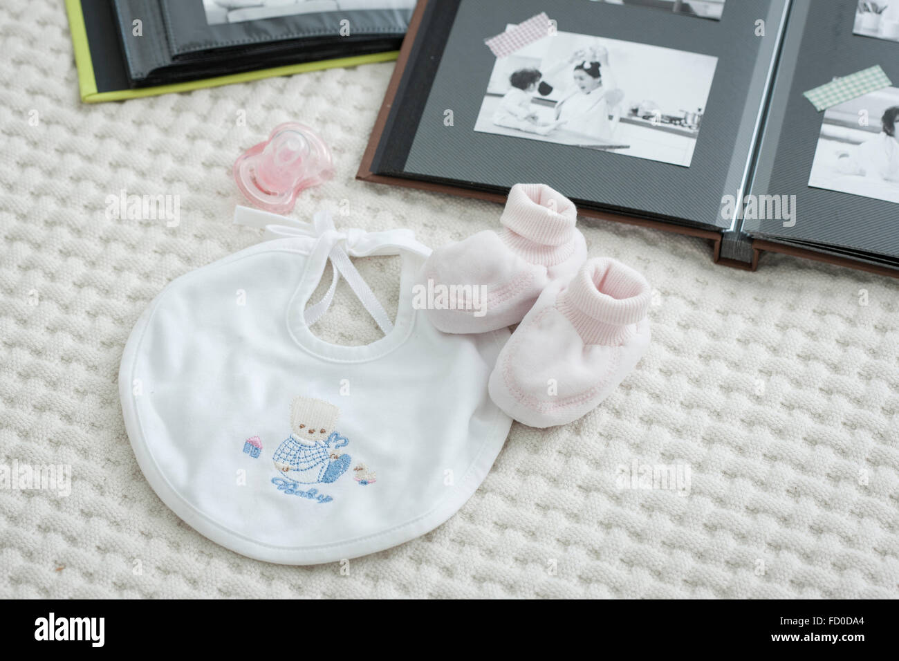 Babero de bebé y calcetines Foto de stock