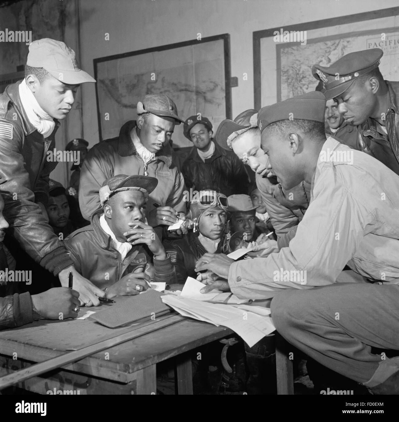 Tuskegee airmen desde el 332° grupo de combate recibe un briefing en Ramitelli, Italia, en marzo de 1945. Foto de stock