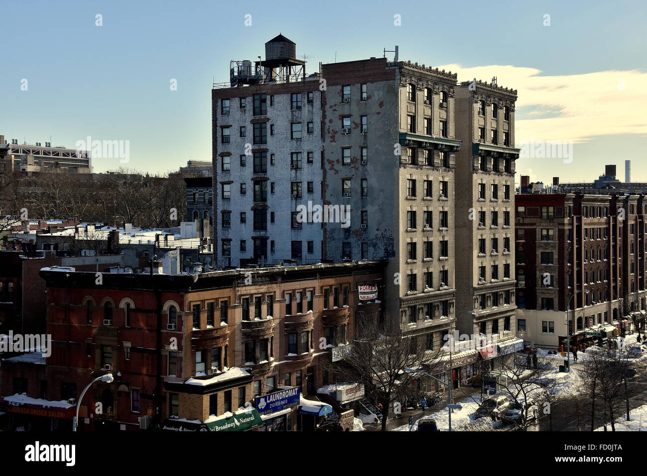 Mew York: piedra rojiza y edificios de apartamentos en West Broadway superior línea 142a calles de Hamilton Heights * Foto de stock