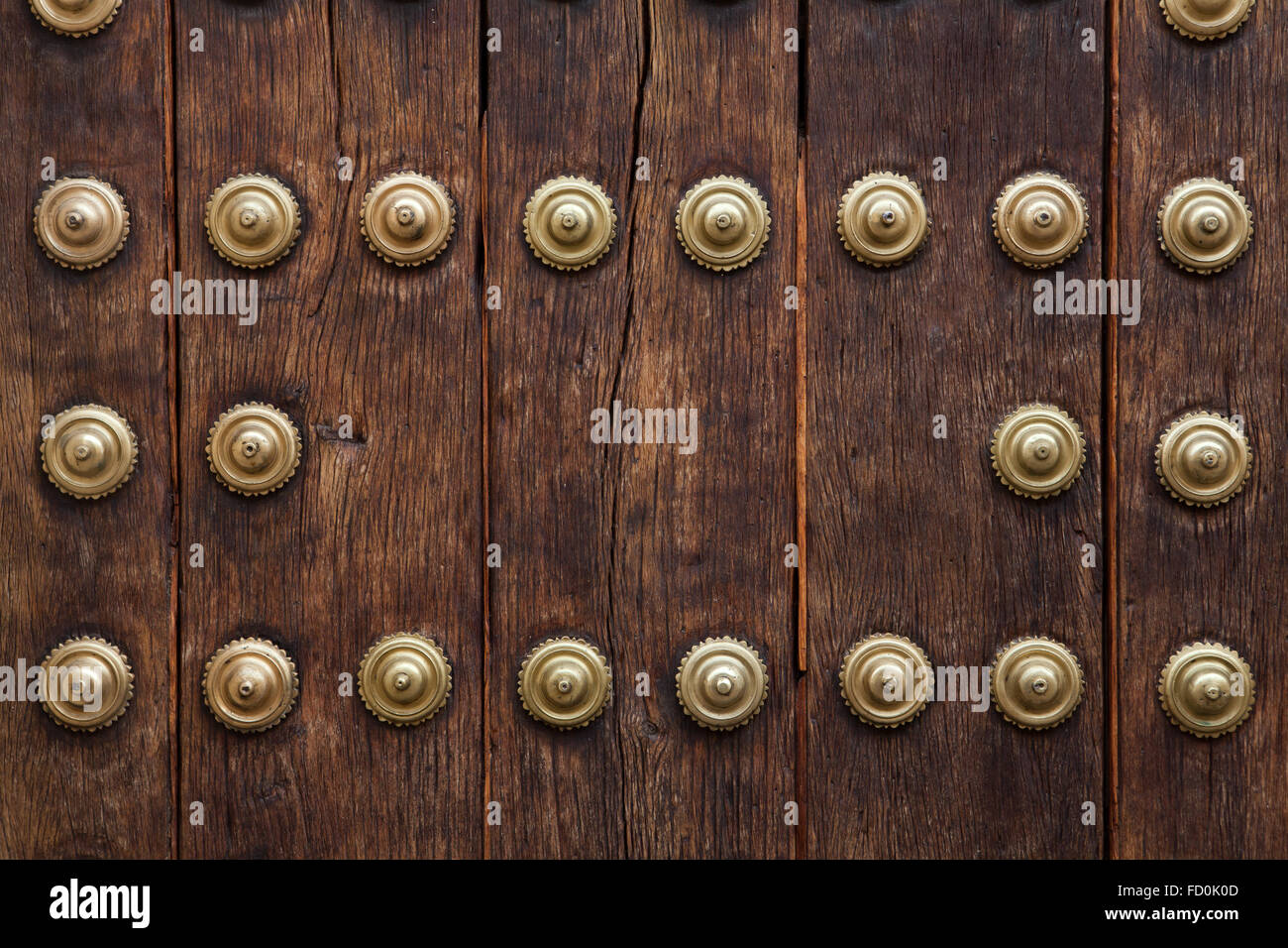Antigua puerta de madera fijado con remaches de latón de gran tamaño en  Córdoba, Andalucía, España Fotografía de stock - Alamy