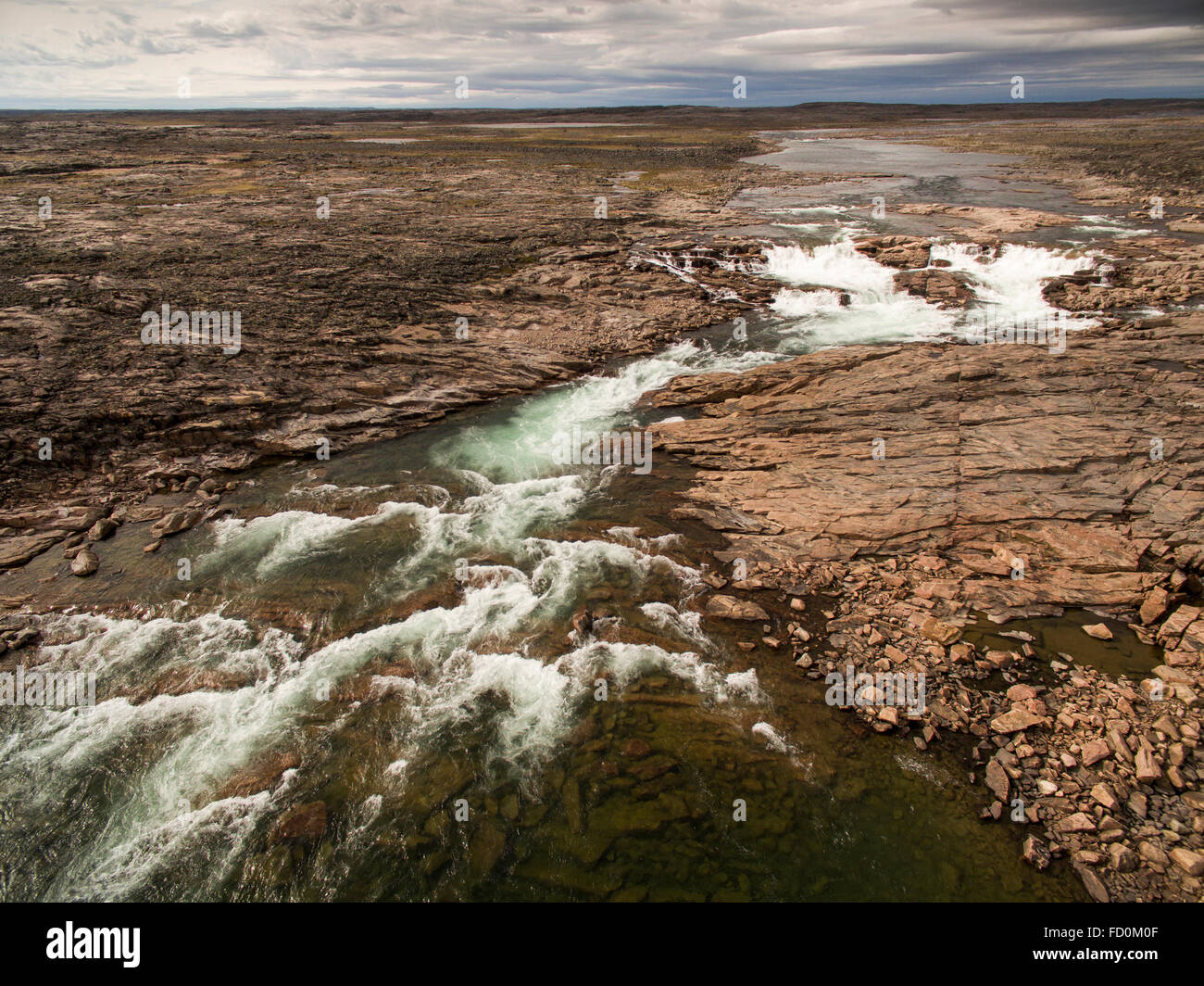 Canadá, Territorio de Nunavut, vista aérea de la cascada cerca enterrar a Ensenada a lo largo de la costa oeste de la Bahía de Hudson a 100 millas al sur del Ártico Foto de stock