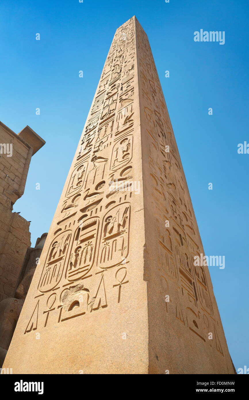 Egipto - Luxor obelisco en el Templo de Luxor. Foto de stock