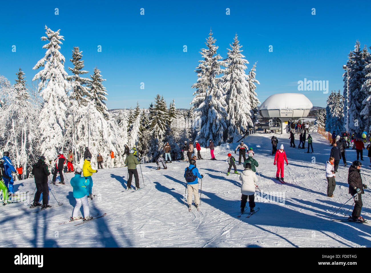 Winterberg, en el Sauerland, área de North Rhine Westfalia, Alemania, zona de deportes de invierno, pistas de esquí, un paisaje nevado, Foto de stock