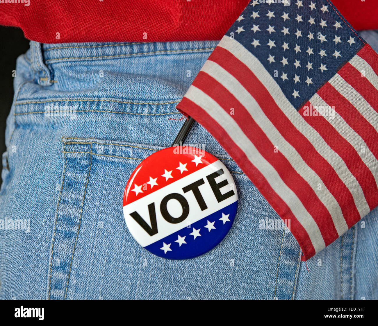 Botón de votación y la bandera americana en azul jean pocket Foto de stock