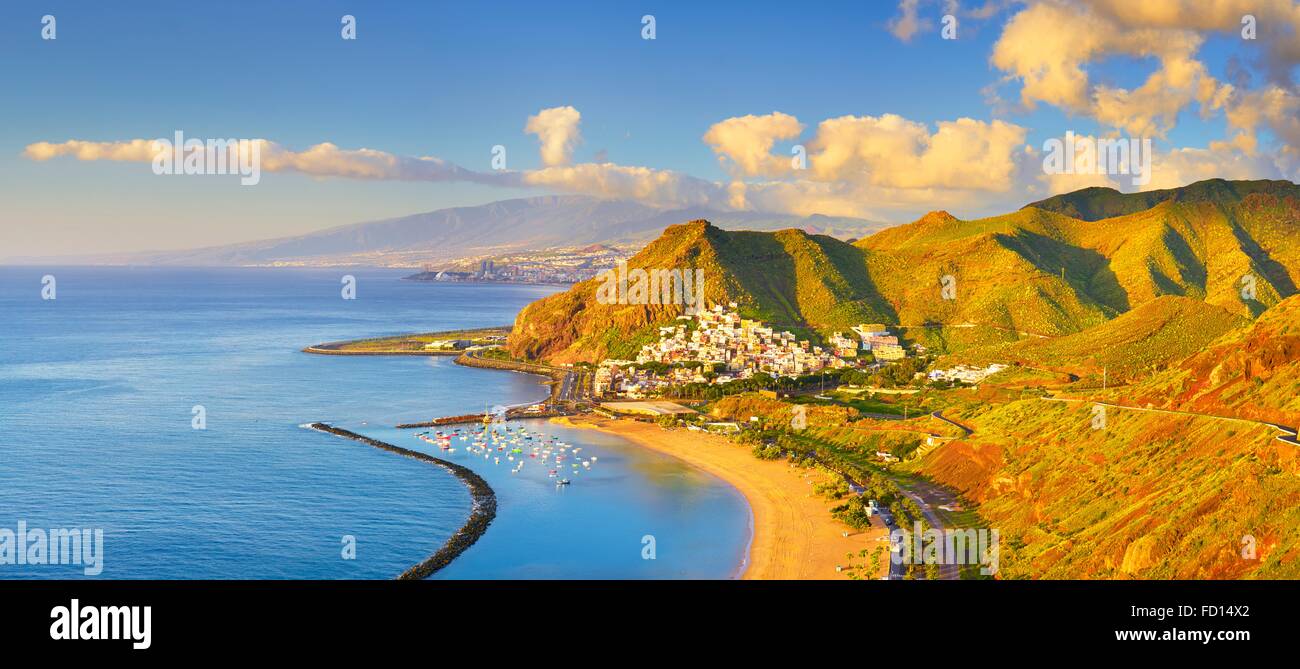 Tenerife - vista panorámica de la Playa de las Teresitas y San Andrés, Islas Canarias, España Foto de stock