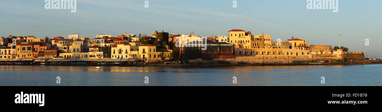 Panorama histórico de la ciudad de Chania, el puerto, la isla de Creta, Grecia Foto de stock
