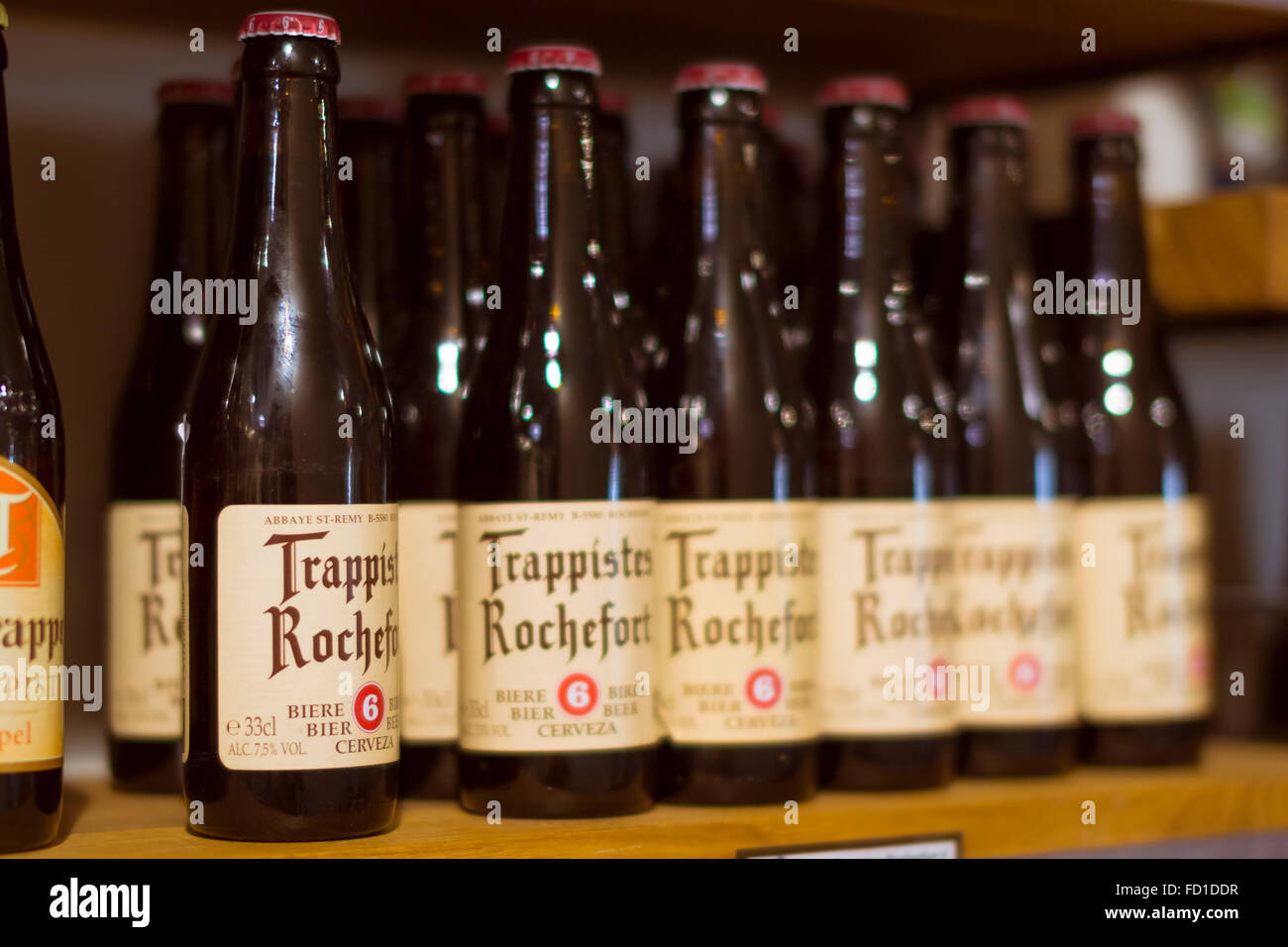 Praga, República Checa - Agosto 27, 2015: Rara cerveza artesanal en las estanterías de las tiendas, el casco antiguo de Praga, República Checa Foto de stock