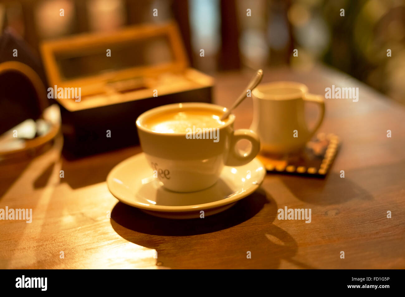 Taza de café, una noche cafe fondo difuminado en colores cálidos Fotografía  de stock - Alamy
