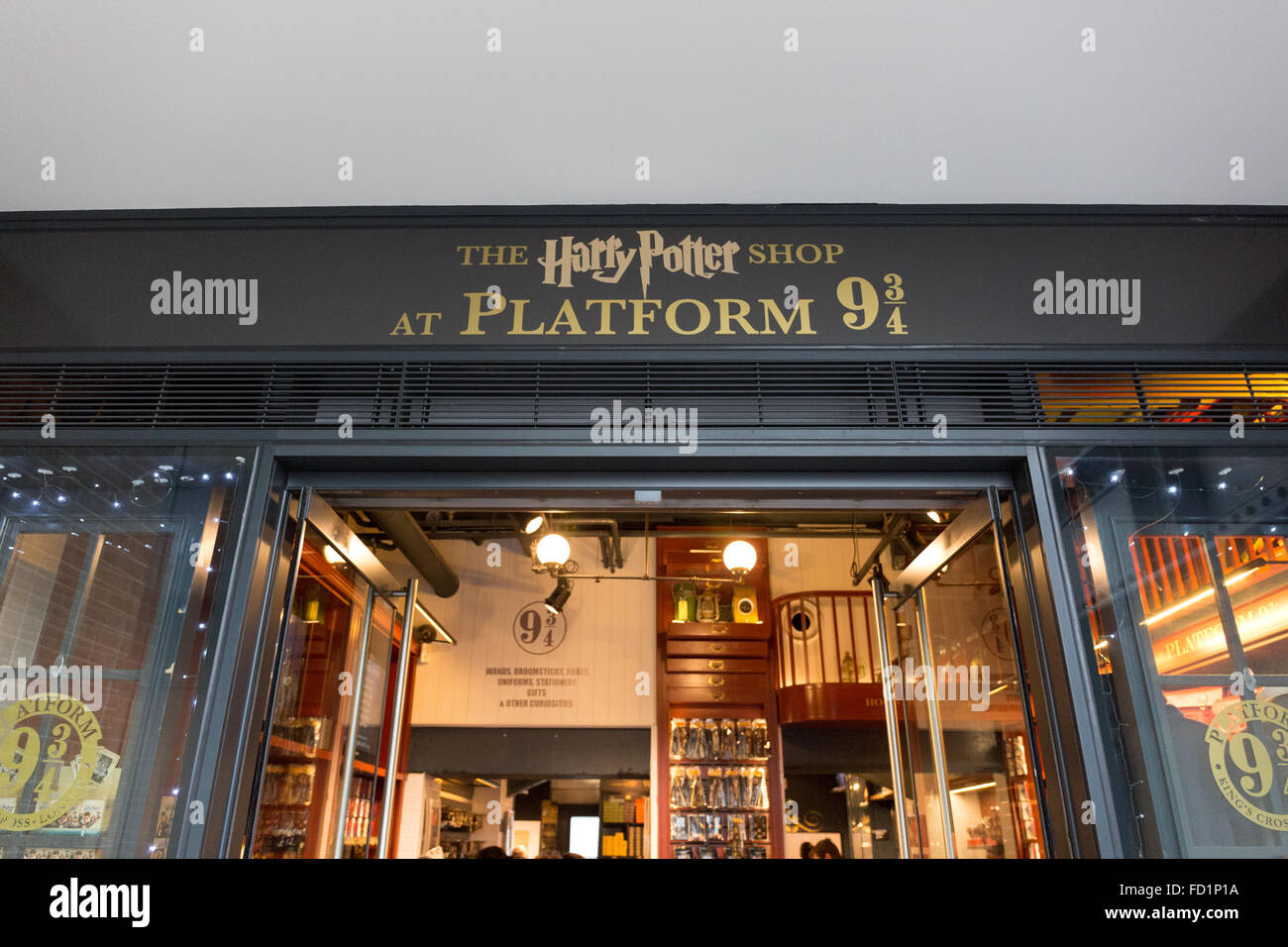 La tienda de Harry Potter fuera el andén 9 3/4 de la estación Kings Cross  Fotografía de stock - Alamy