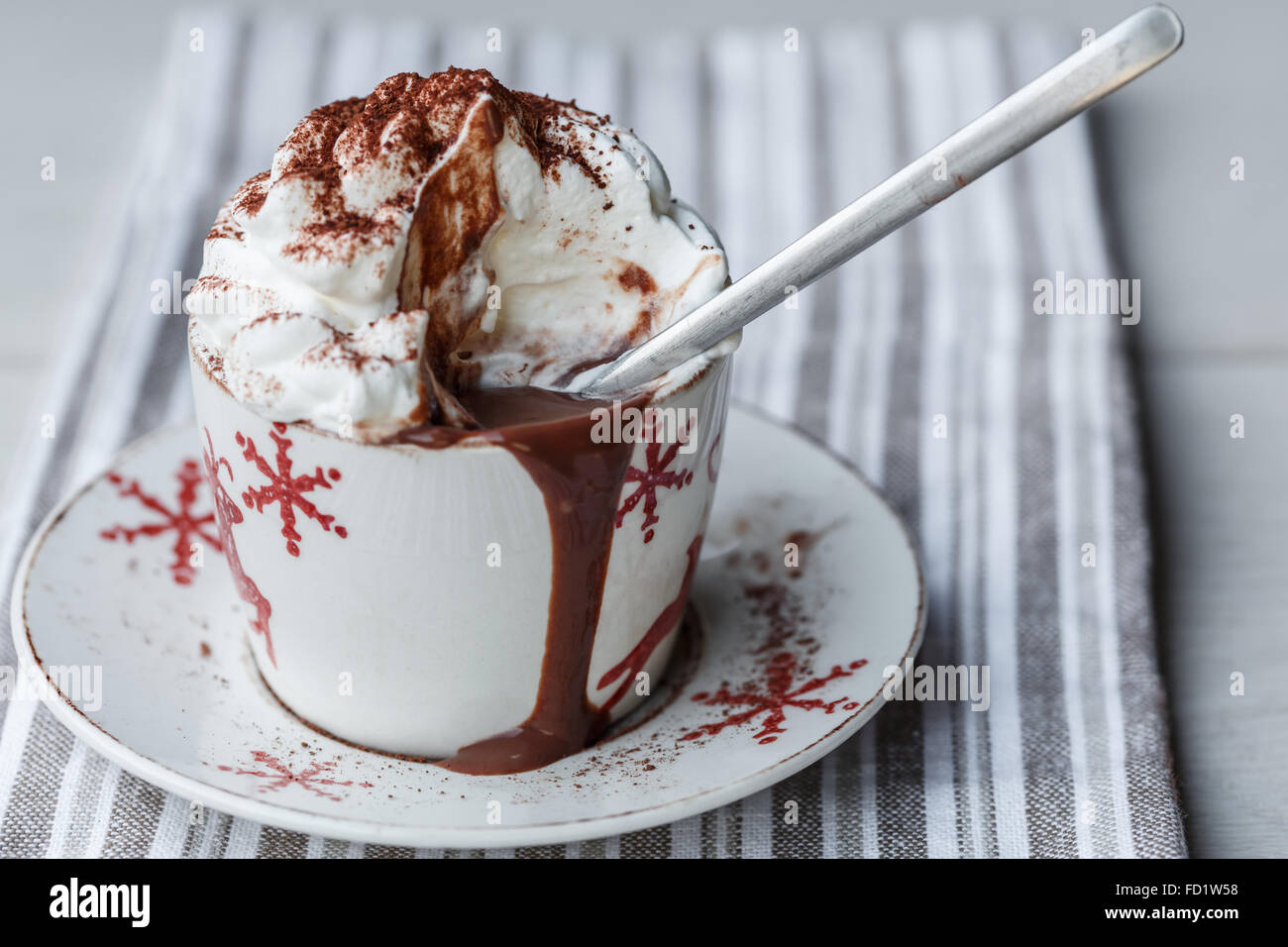 Taza de chocolate caliente con crema batida fotografías e imágenes de alta  resolución - Alamy