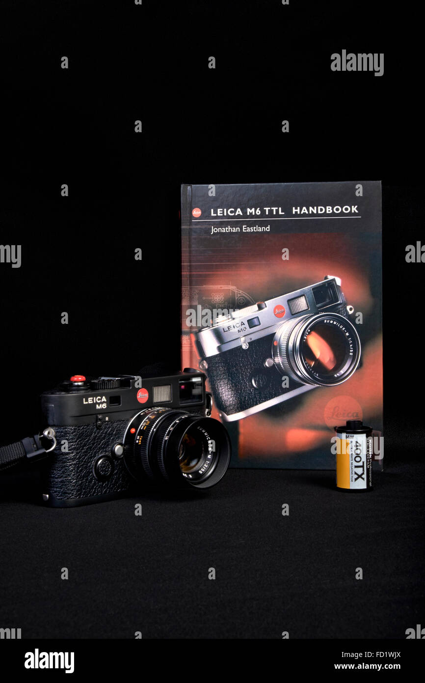 Cámara de película. Clásico clásico Leica M6 TTL clásico 35 mm vintage rangefinder cámara y manual. Foto de stock