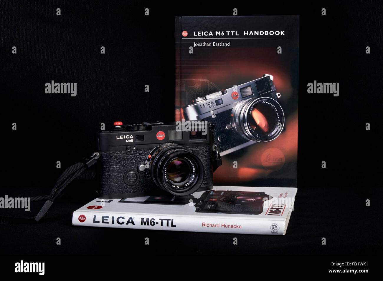Cámara de película. Clásico clásico Leica M6 TTL clásico de 35 mm vintage rangefinder cámara de película y manuales. Foto de stock