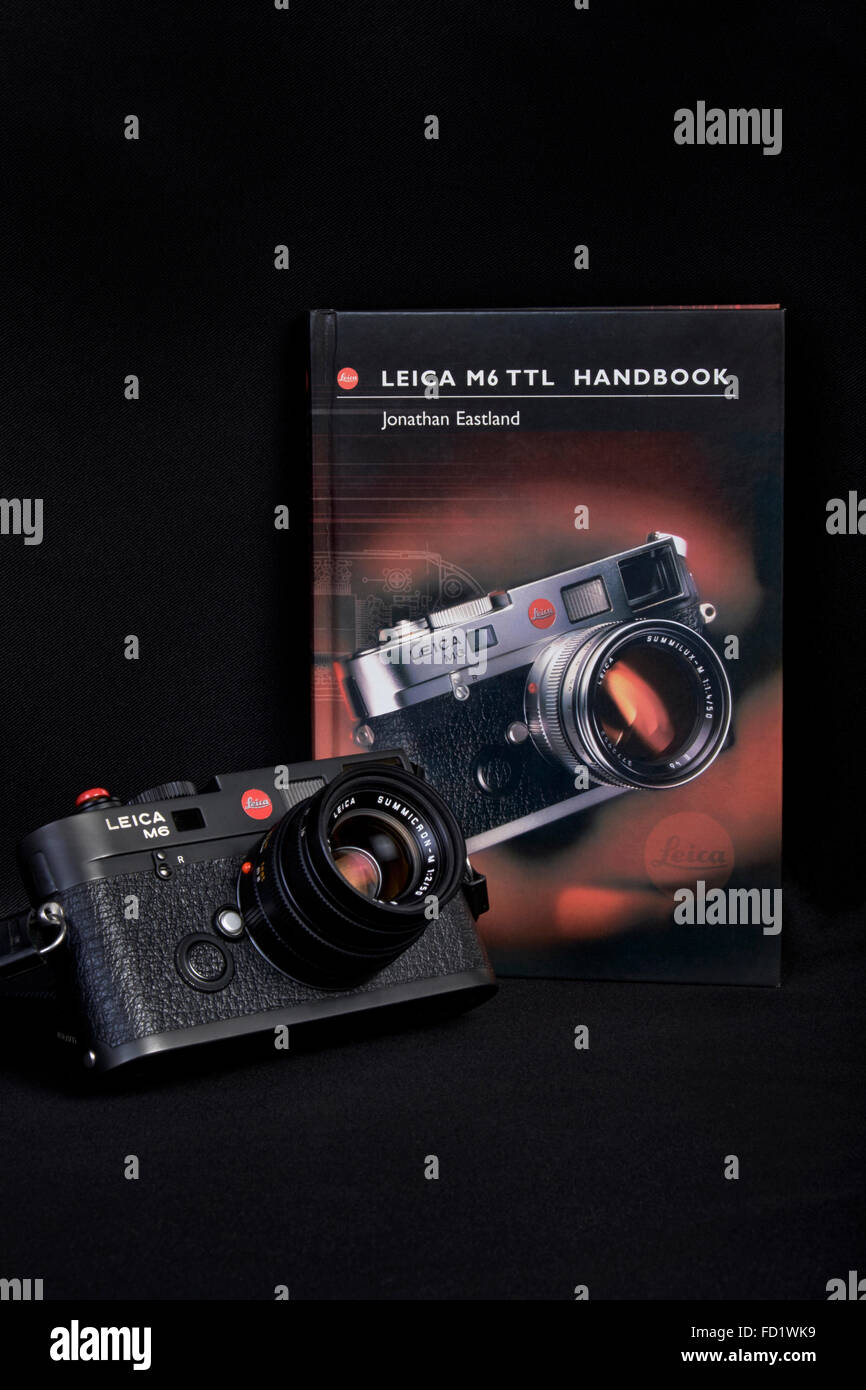 Cámara de película. Clásico clásico Leica M6 TTL de 35 mm cámara y manual de película rangefinder vintage. Foto de stock