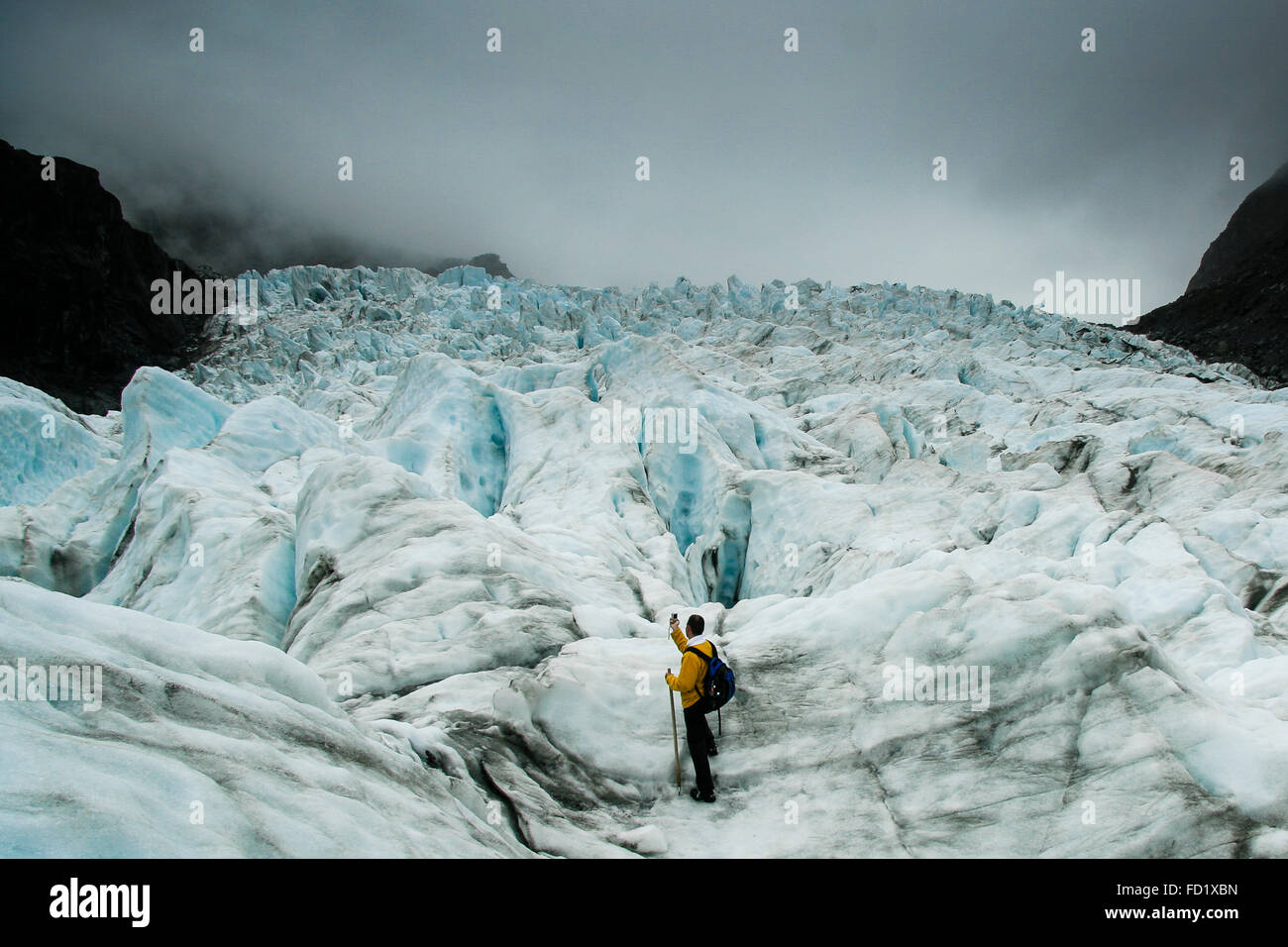 El glaciar Franz Josef, Nueva Zelanda un turista toma una fotografía. Foto de stock