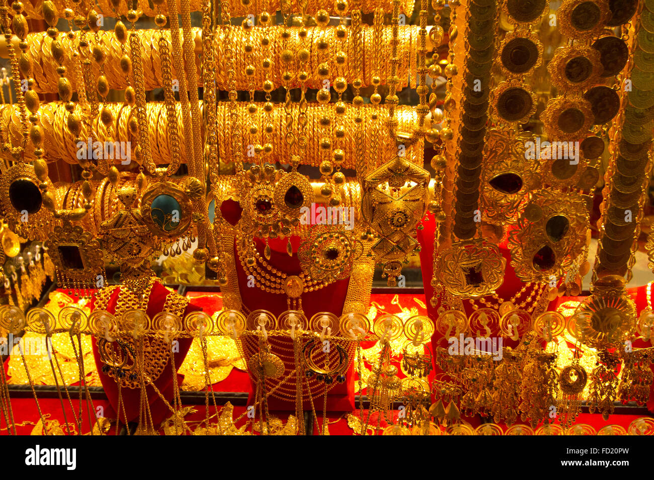 Arap gold - pantallas idénticas pueden ser vistos en los zocos de oro en todos los Estados Árabes del Golfo Foto de stock