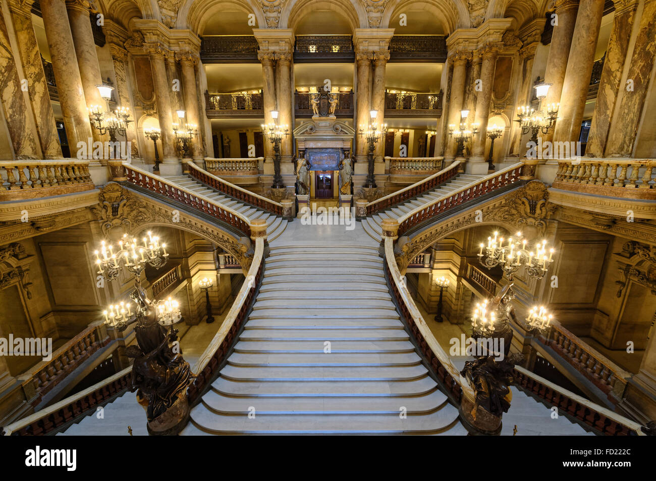 La Ópera Garnier, la gran escalera, París, Francia Foto de stock
