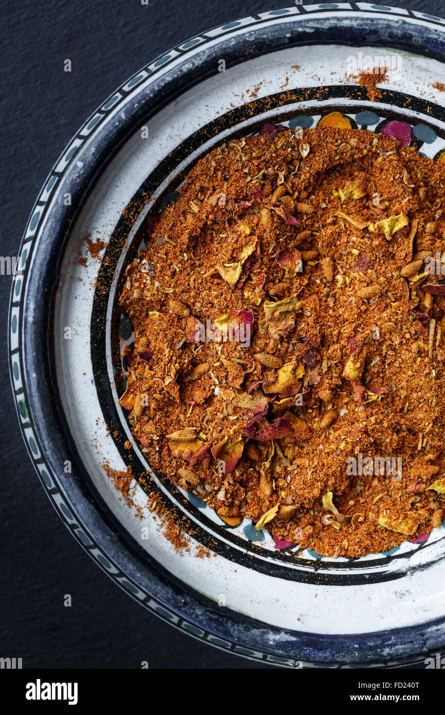 Ras el hanout (mezcla de especias marroquí) en un recipiente Foto de stock