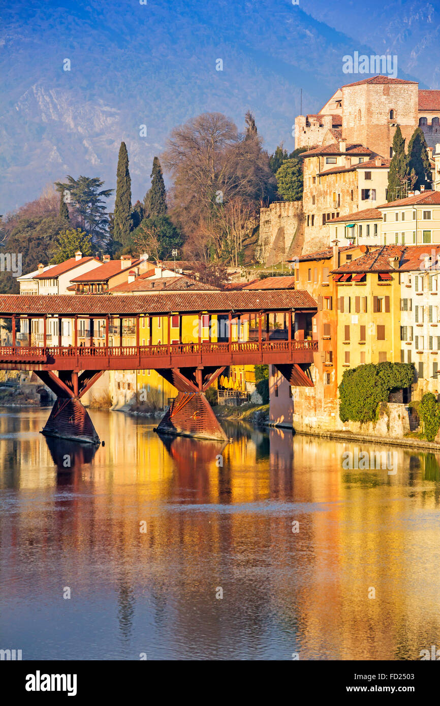Famoso viejo puente de madera (Ponte Vecchio) en el pueblo de Bassano del Grappa, Italia Foto de stock