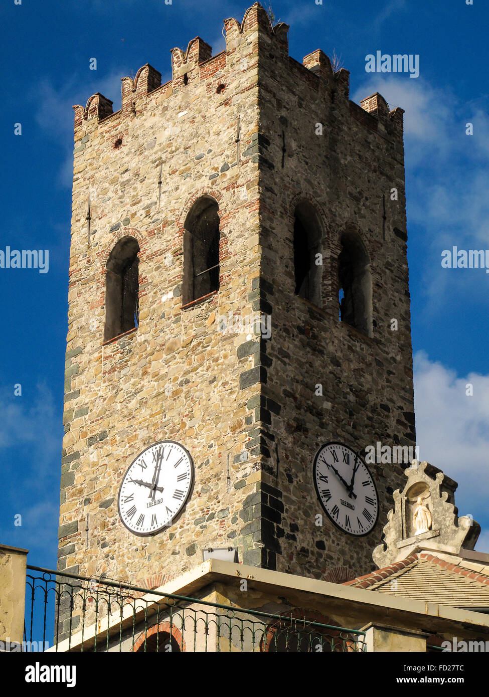 Italia Liguria 5 Terre Monterosso Campanario de la iglesia parroquial de San Giovanni Battista, antigua torre de guardias de Génova Foto de stock