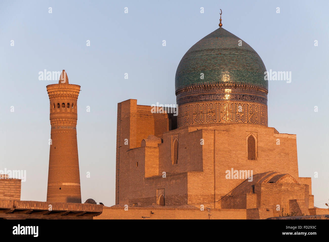 Poi Kalon mezquita y minarete Bukhara, Uzbekistán. Foto de stock