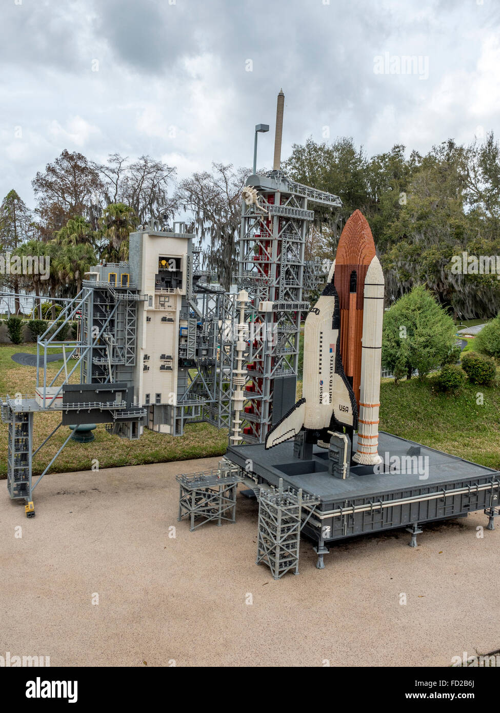 Un gran modelo de pantalla Lego del Transbordador Espacial de la NASA y plataforma de lanzamiento a Legoland Florida Foto de stock