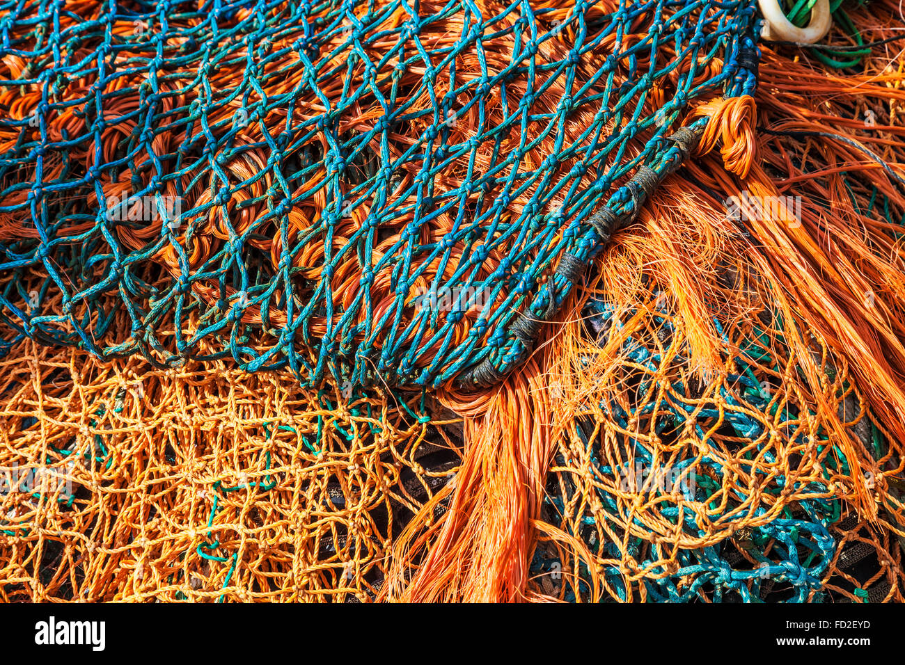 Una imagen abstracta de azul y naranja y redes de pesca. Foto de stock