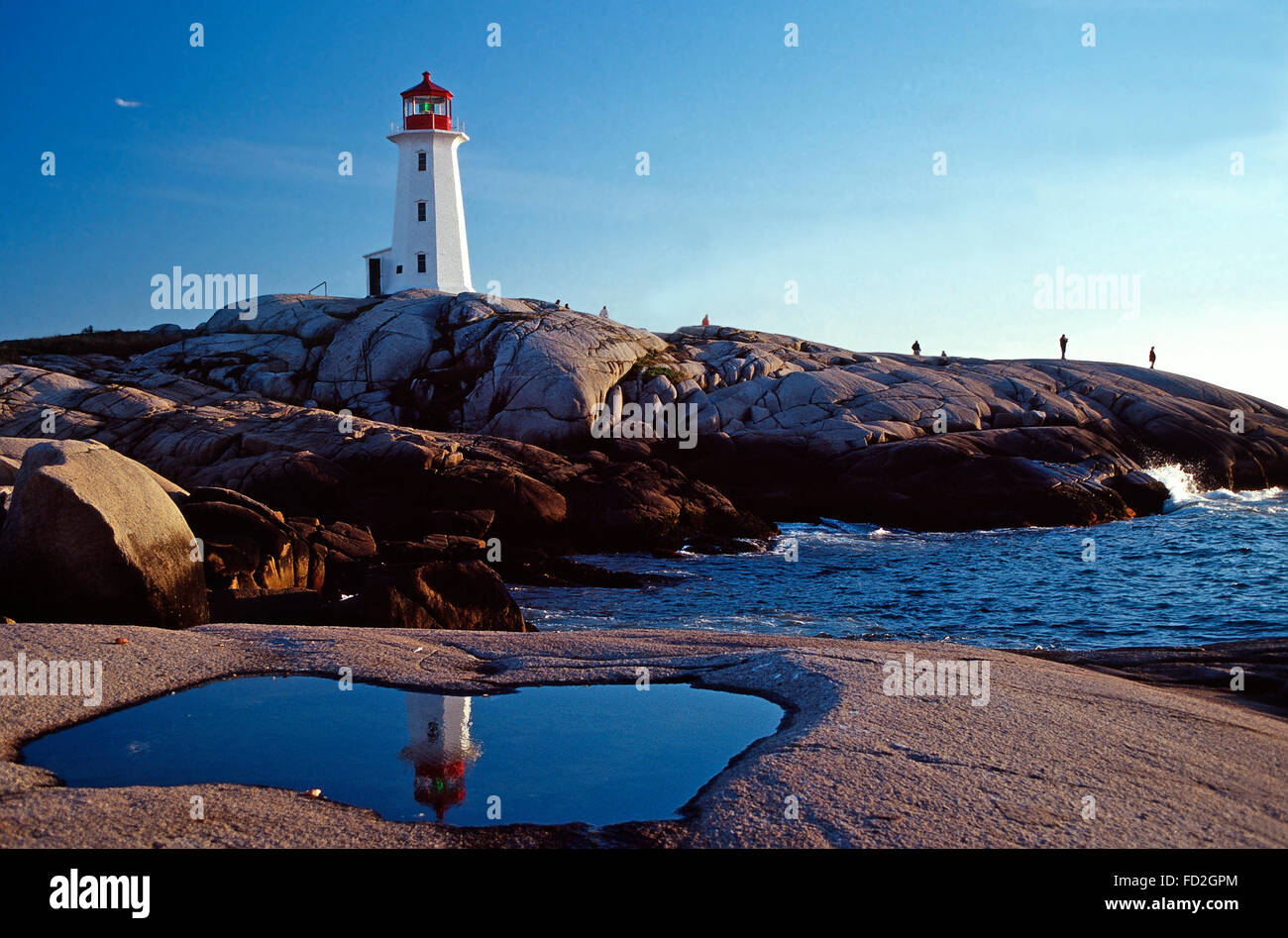 Una reflexión de Peggy's Cove Lighthouse, Nova Scotia Foto de stock