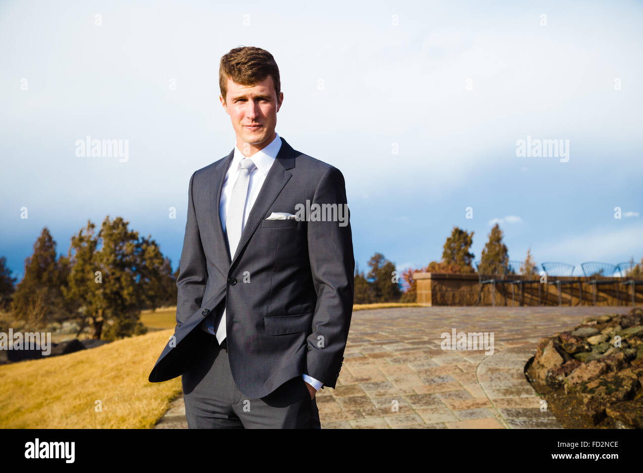 El novio retrato en Oregon Central en su día de la boda. Foto de stock