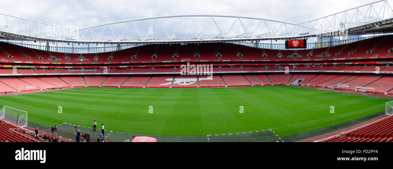 Amplio ángulo de visión del campo y asientos dentro del Emirates Stadium en Londres Foto de stock