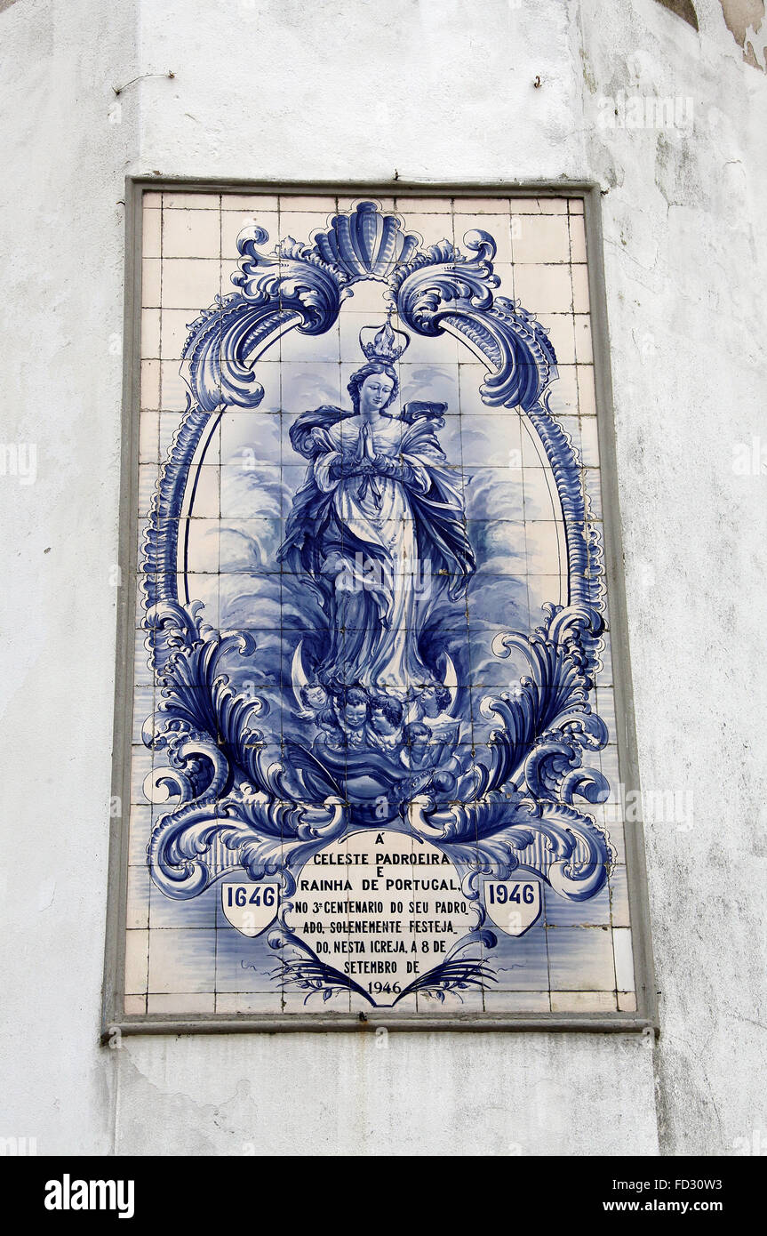 Azulejos antiguos en la iglesia de Santa Marinha en Vila Nova de Gaia en Oporto Foto de stock