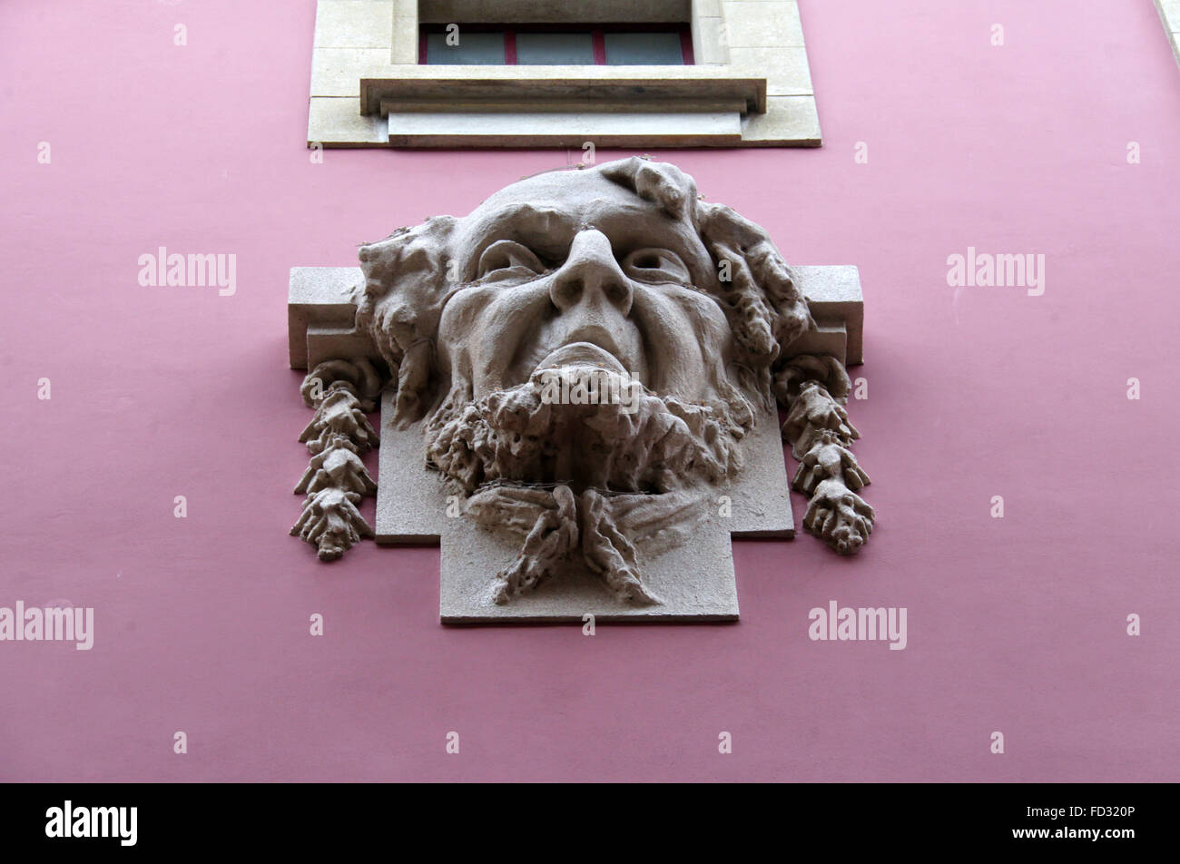 Una de las cuatro emociones relieves decorativos en la fachada del Teatro Nacional São João de Oporto Foto de stock