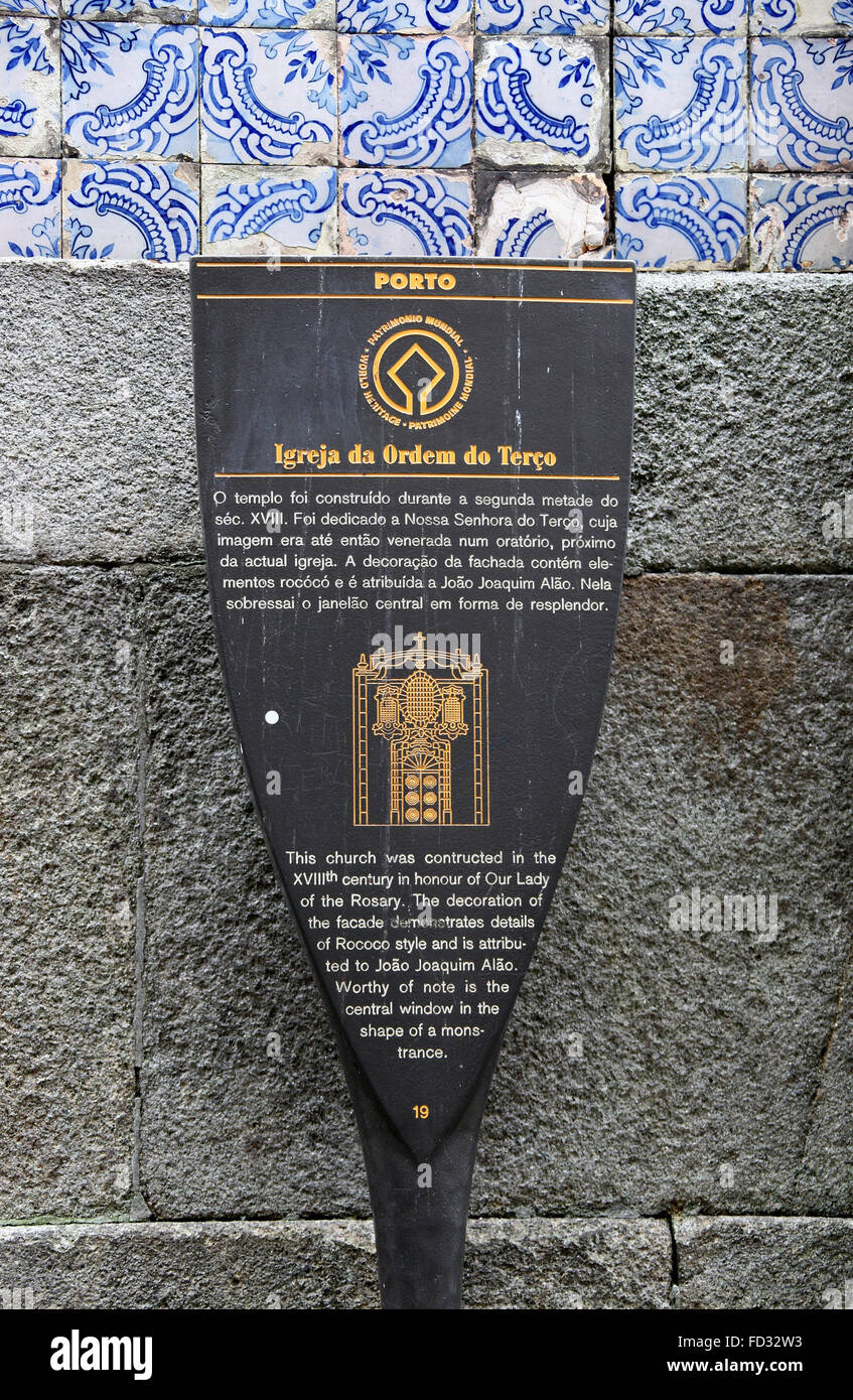 Señal de información turística en Porto Foto de stock