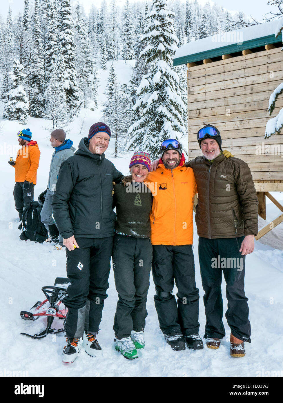 Volver país esquiadores posan para la fotografía en el montaje remoto Lodge Carlyle; Montañas Selkirk, British Columbia, Canada Foto de stock