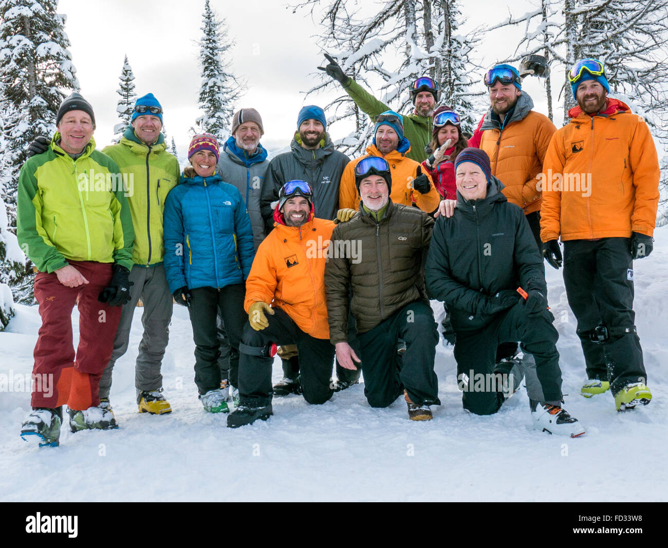 Volver país esquiadores posan para la fotografía en el montaje remoto Lodge Carlyle; Montañas Selkirk, British Columbia, Canada Foto de stock