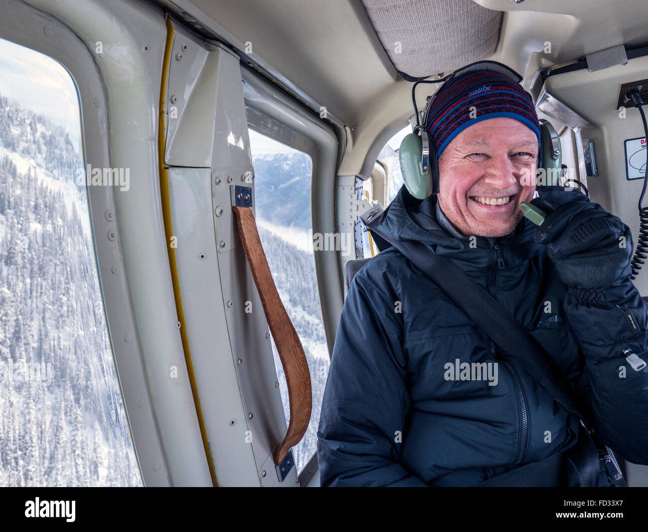 Volver país esquiador volando en helicóptero; Montañas Selkirk cerca de montaje remoto Lodge Carlyle, British Columbia, Canada Foto de stock