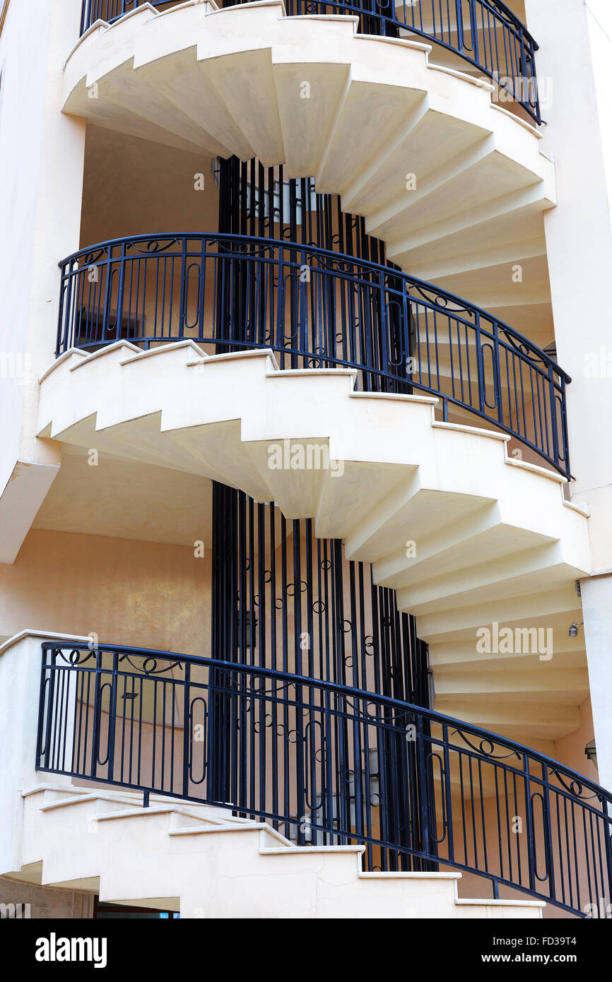 Atravesar Contable Celda de poder Escalera de caracol en la fachada exterior de la casa Fotografía de stock -  Alamy