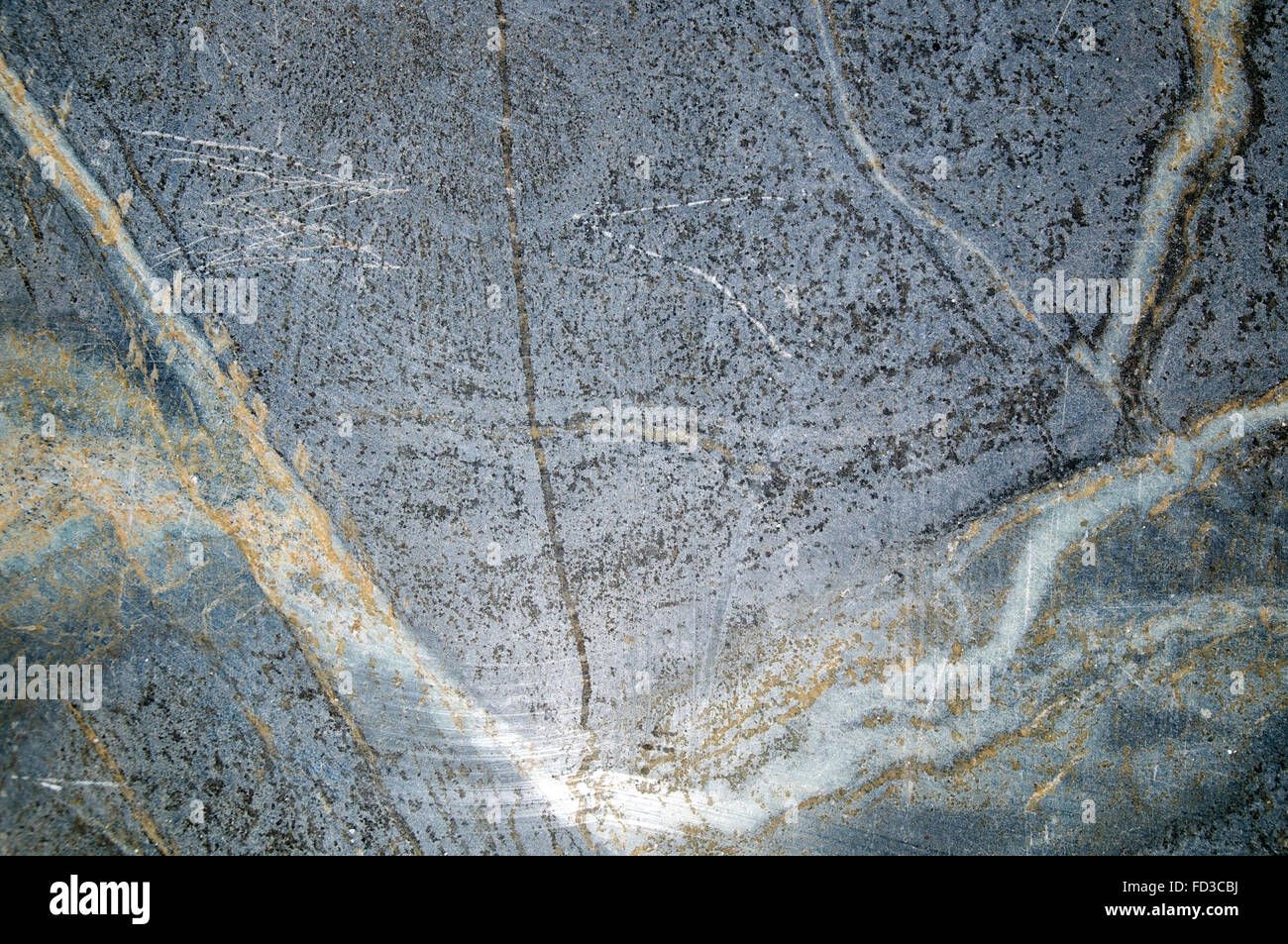 Detalle de las venas y arañazos en gran losa de esteatita negra. Foto de stock