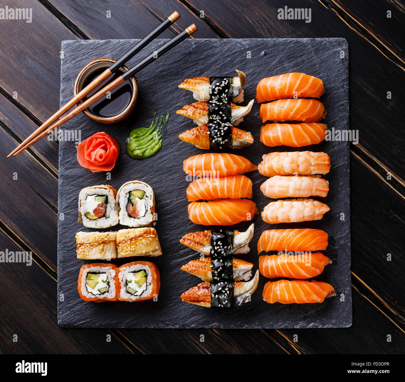 Sushi Conjunto sobre fondo de pizarra de piedra negra Foto de stock