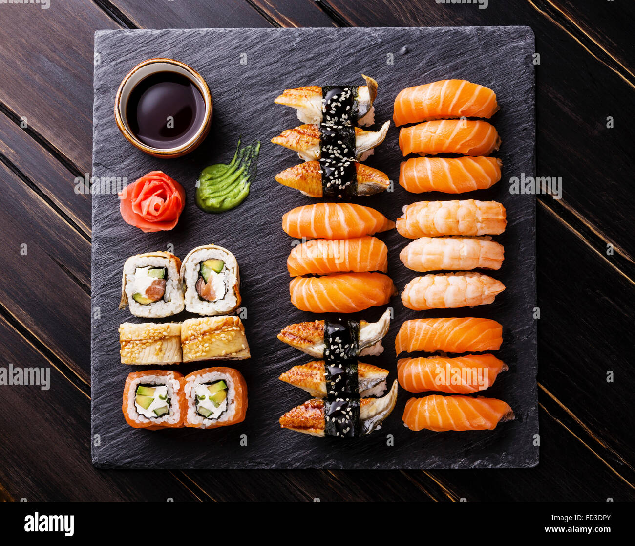 Sushi Conjunto sobre fondo de pizarra de piedra negra Foto de stock