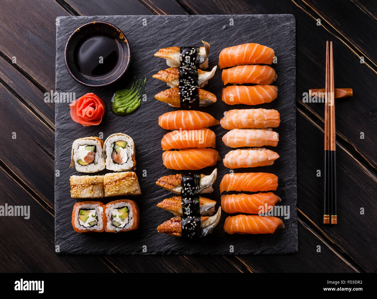 Set de sushi y sashimi sushi en piedra pizarra negra Foto de stock