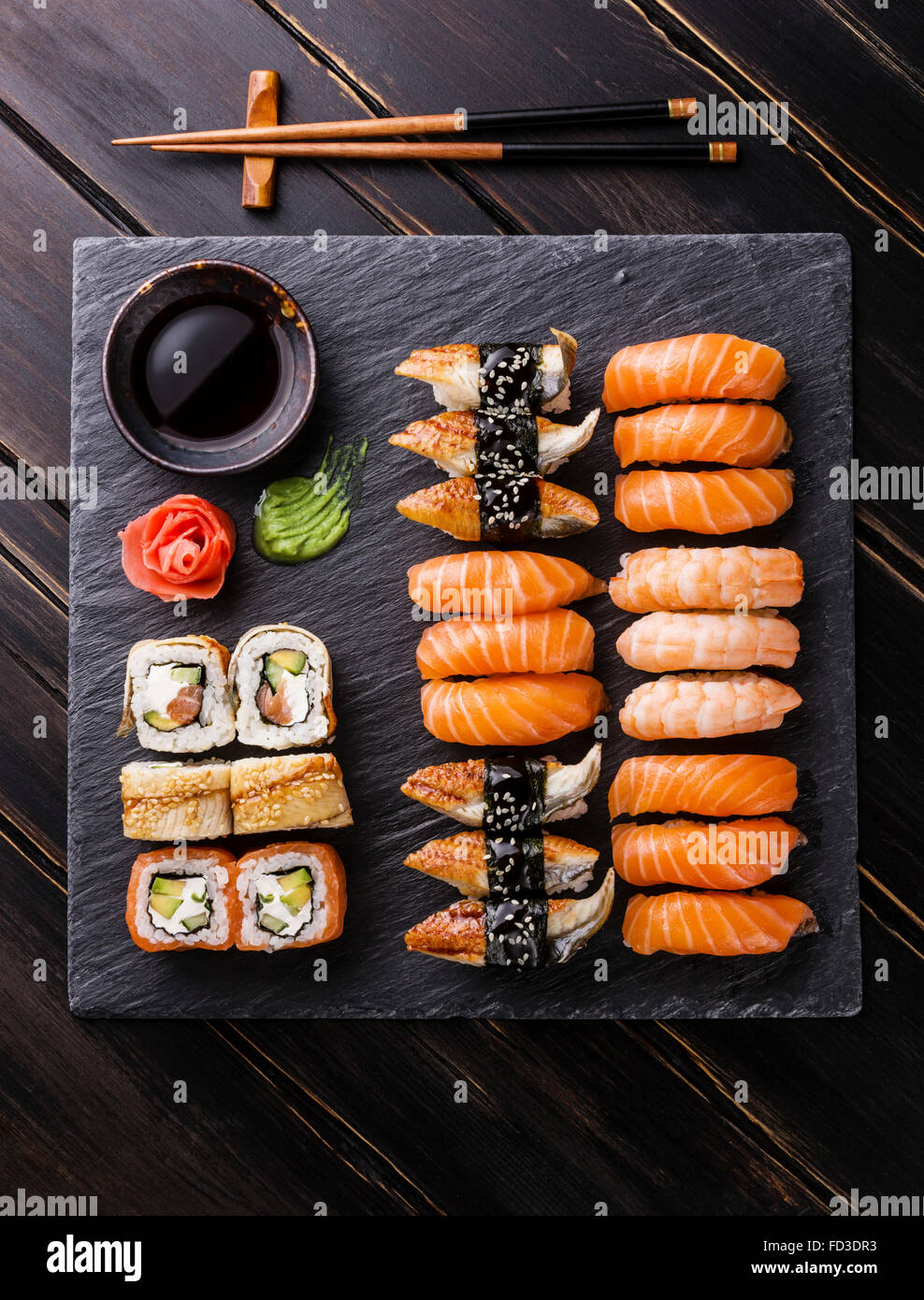 Sushi Conjunto sobre fondo de pizarra de piedra negra Foto de stock