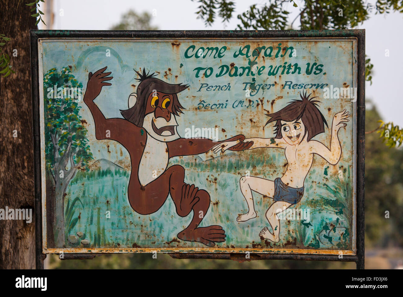 Viejo cartel con el libro de la selva el tema a la entrada a la Reserva de  Tigres de Pench, Madhya Pradesh, India Fotografía de stock - Alamy
