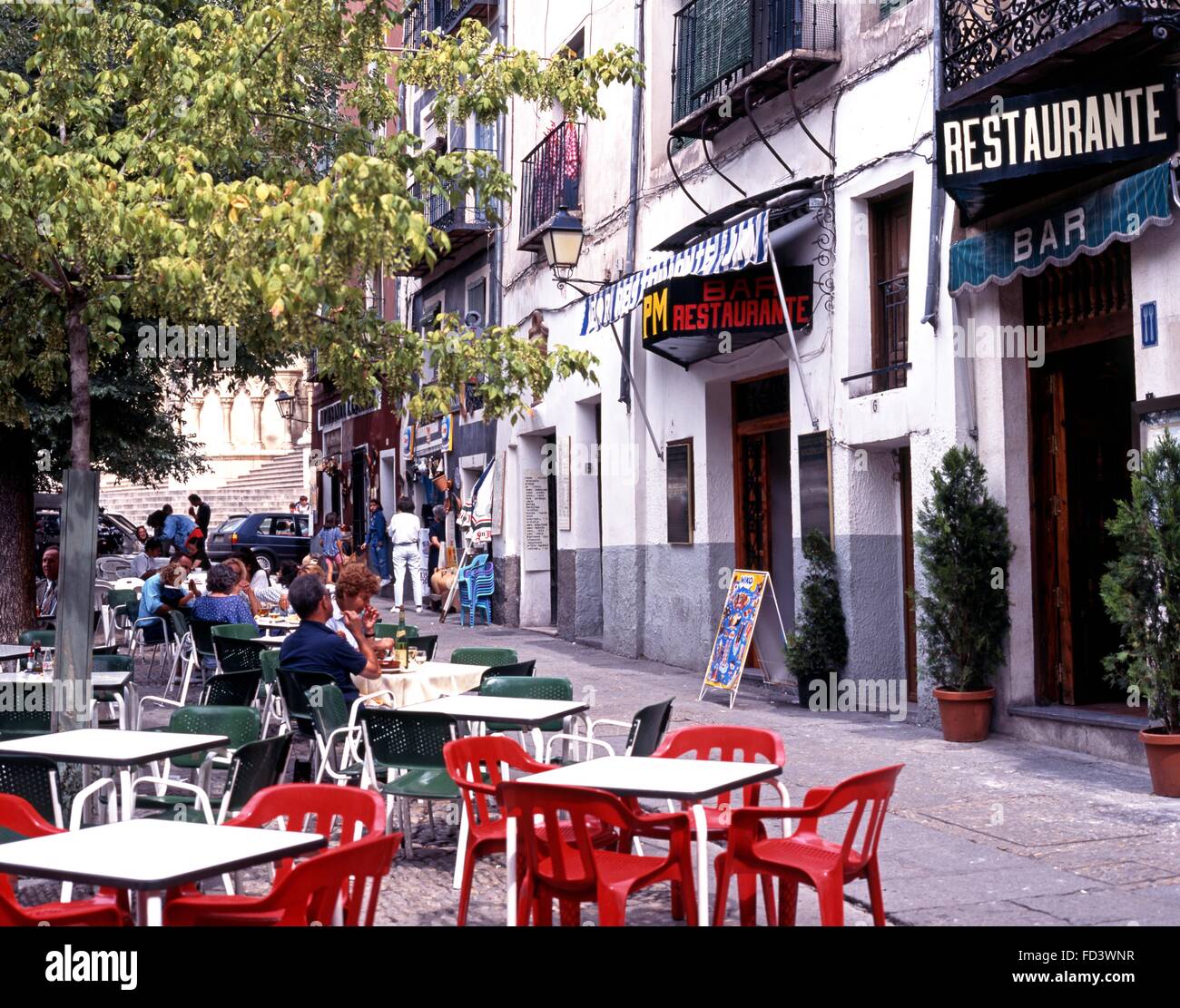 Los turistas relajarse en cafés al aire libre en la Plaza Mayor, Cuenca,  Castilla La Mancha, España, Europa Occidental Fotografía de stock - Alamy