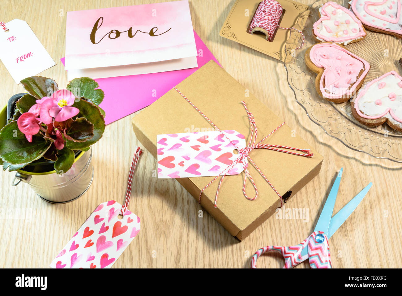 Amor presente,Begonia,tarjetas y galletas en la mesa de madera Fotografía  de stock - Alamy
