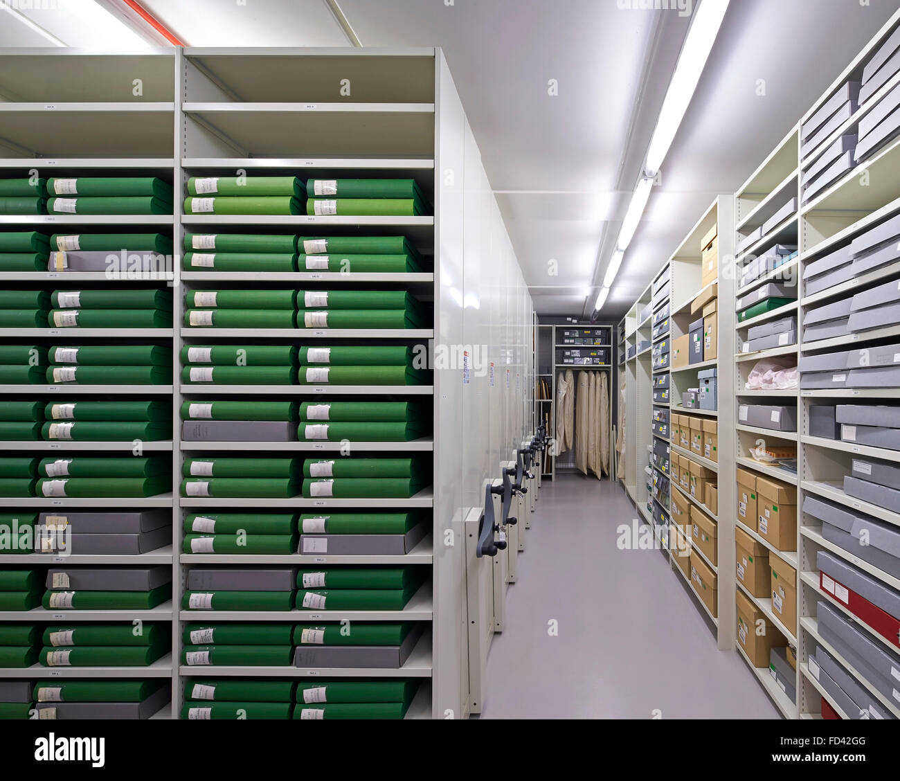 Con el libro de volumen de archivo y almacenamiento de papel. Britten-Pears  Archive, Aldeburgh, Reino Unido. Arquitecto: Stanton Williams, 2013  Fotografía de stock - Alamy