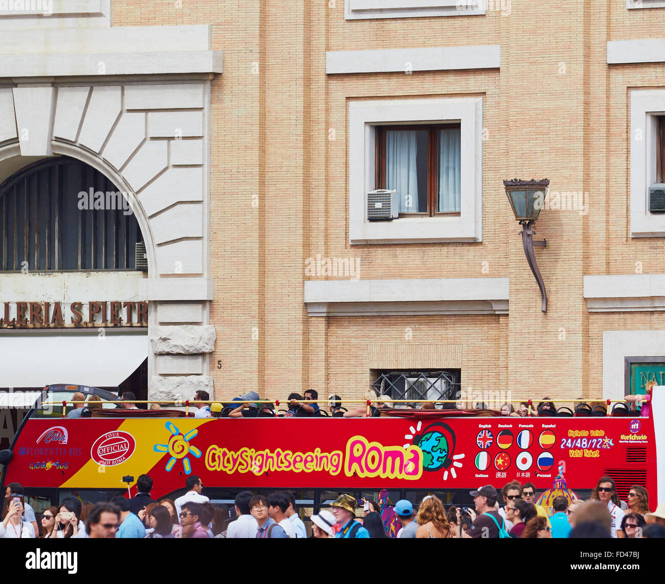 El autobús turístico de la ciudad de Roma Lazio Italia Europa Foto de stock