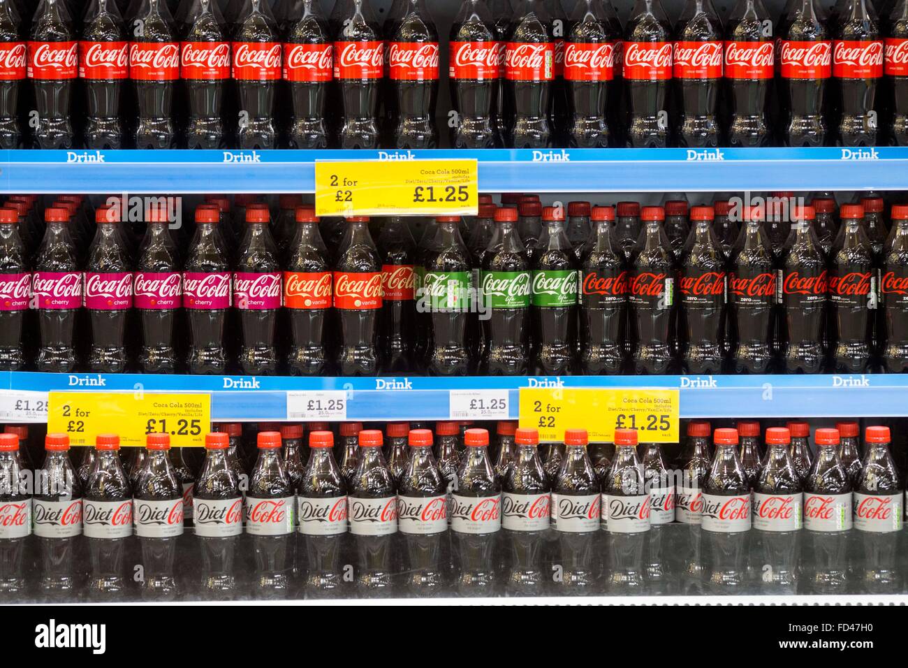 Botellas de coca-cola en un supermercado inglés Foto de stock