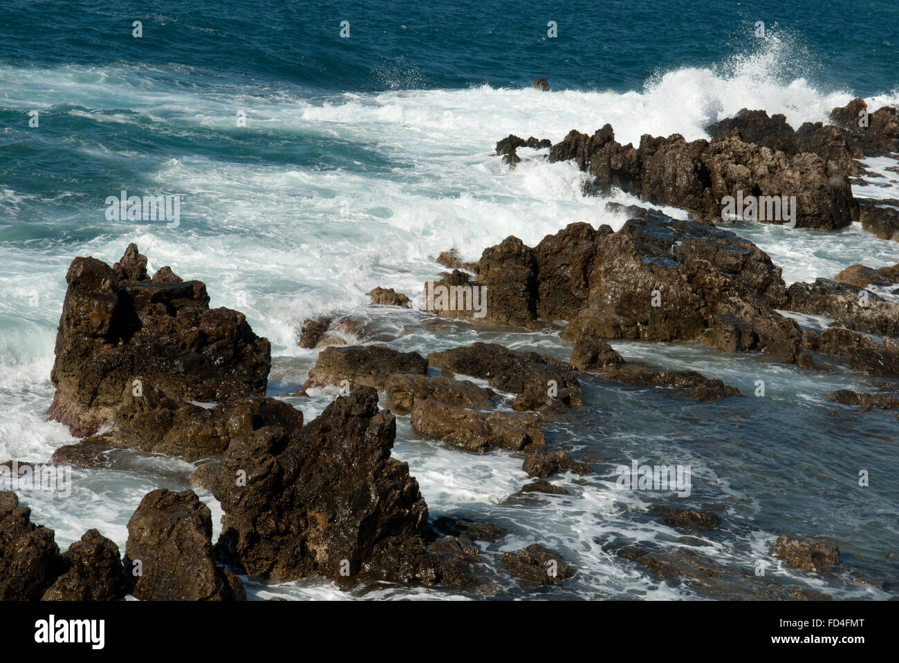 Ásperas piedras irregulares en el mar Foto de stock