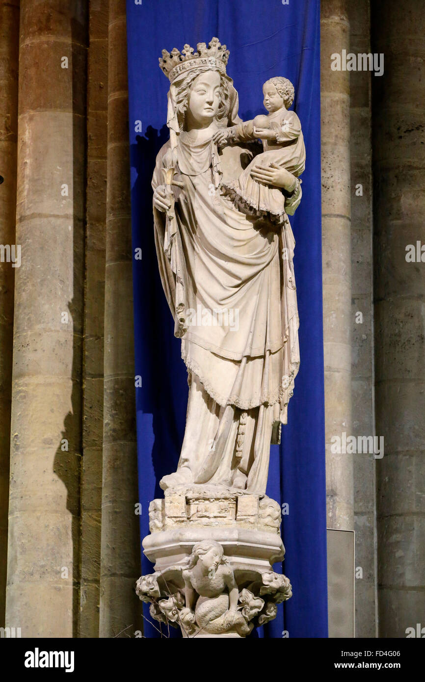 La catedral Notre-Dame de París. Virgen María y el niño Fotografía de stock  - Alamy